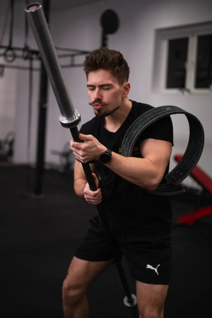 Trener wygłupia się podczas sesji zdjęciowej. Patryk Michałek lubi dobrą atmosferę podczas treningów.