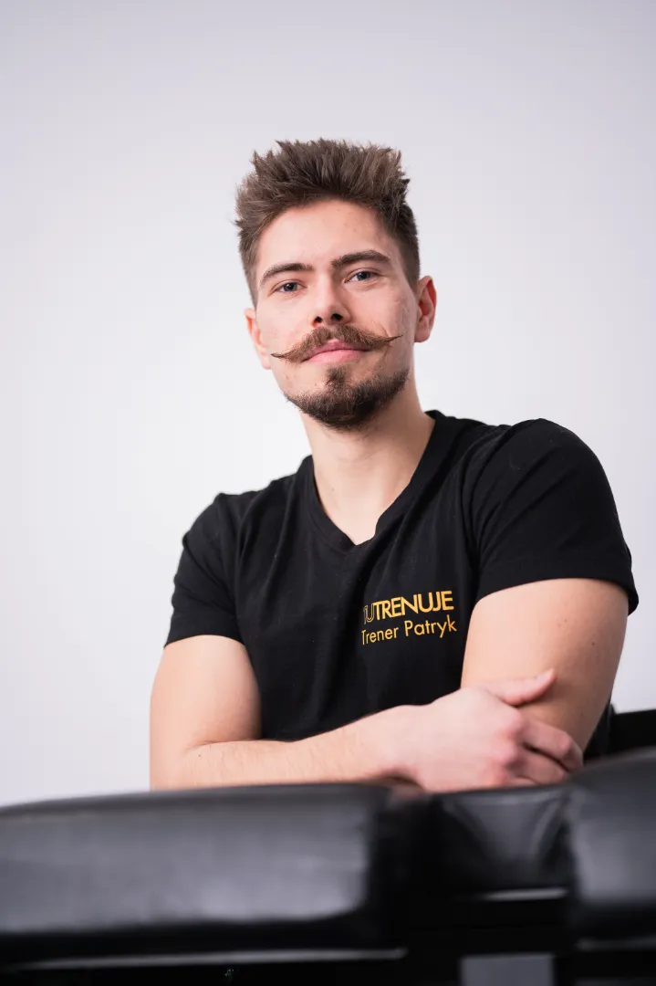 Trener personalny Bydgoszcz Patryk Michałek pozuje do zdjęcia.