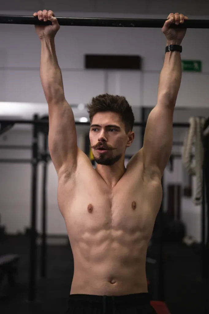 Trener Patryk Michałek podczas swojego treningu na siłowni w Bydgoszczy.